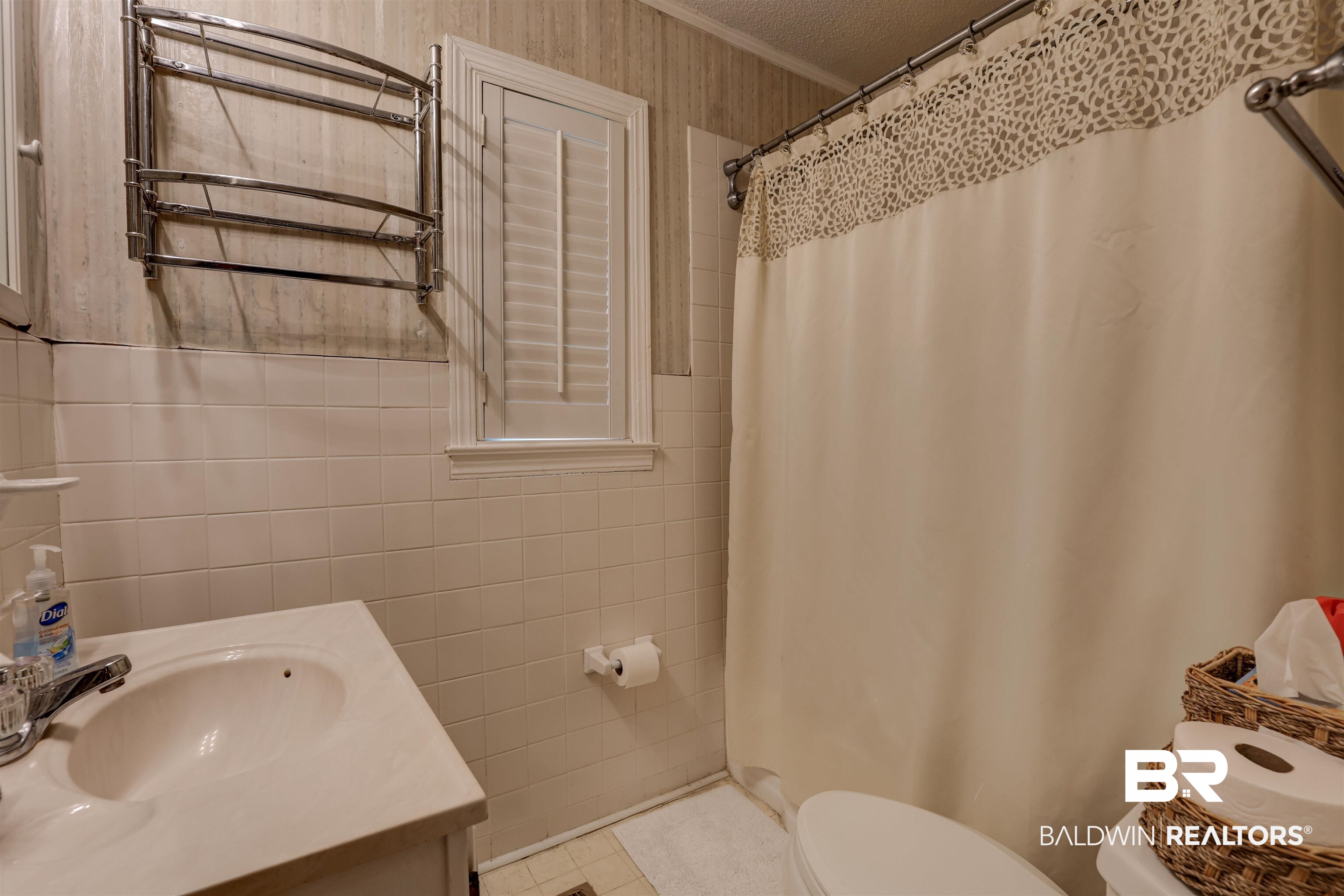 8 White Avenue Fairhope, AL 36532 - Photo 33 of 39 Full Bathroom in Apartmen