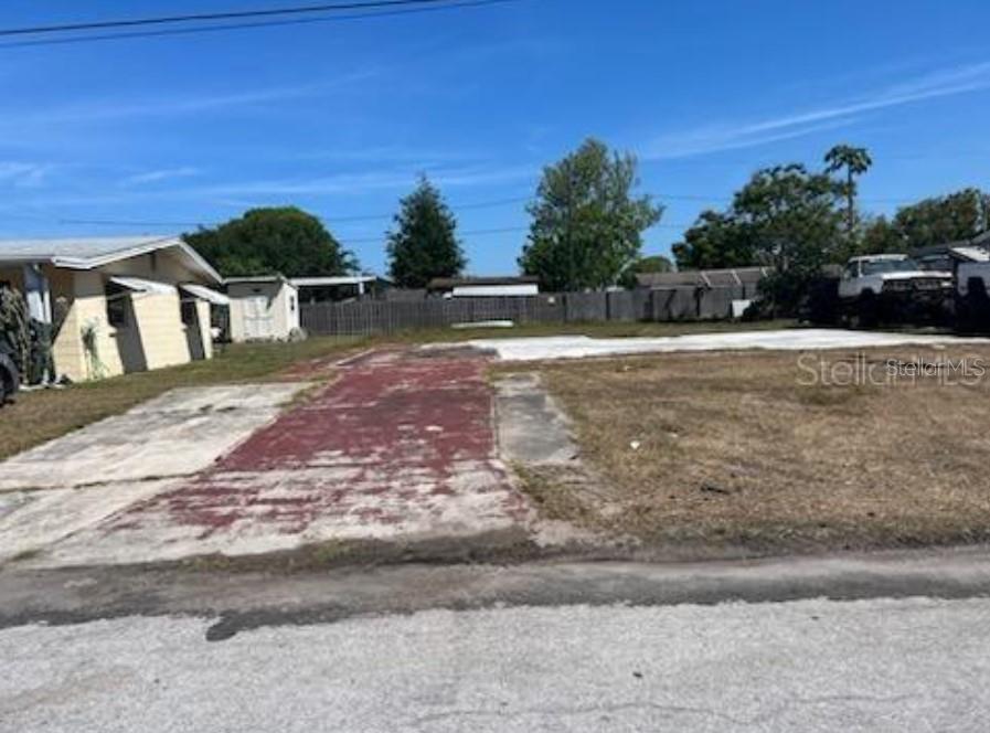 a view of a backyard
