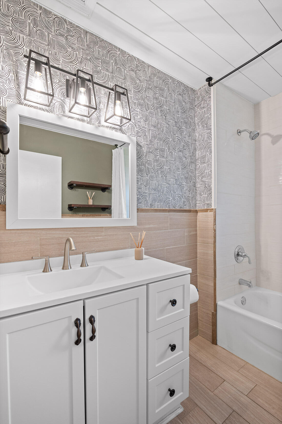 528 Lullwater Road Chattanooga, TN 37405 - Photo 17 of 28 Full Bathroom