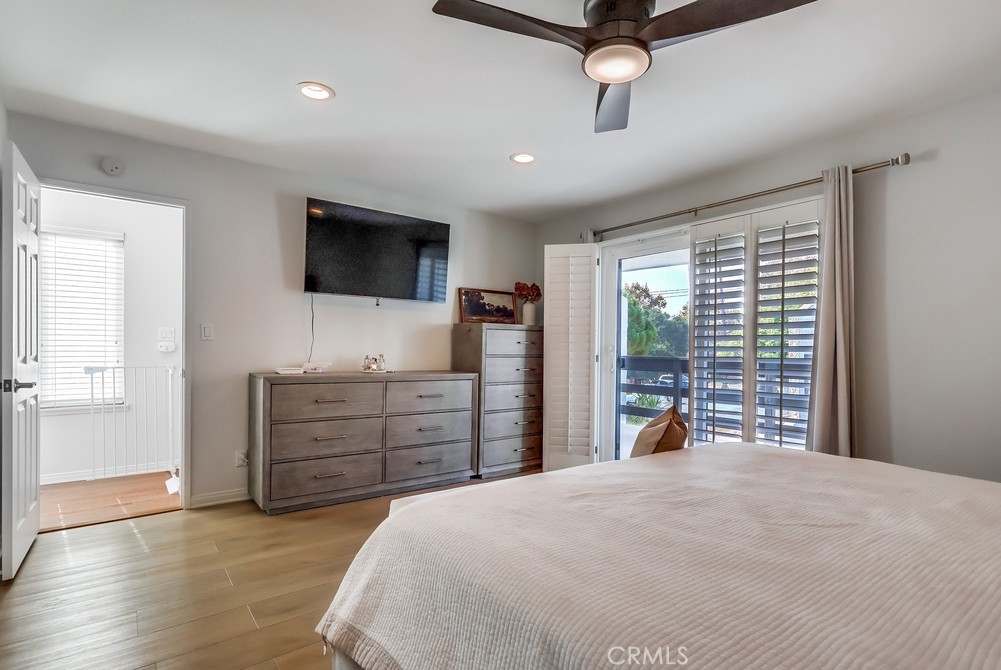 930 Ocean View Avenue, Unit E Monrovia, CA 91016 - Photo 18 of 36 a bedroom with a bed and a flat screen tv