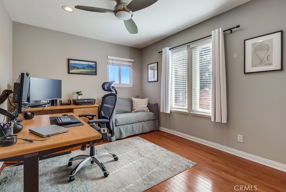 930 Ocean View Avenue, Unit E Monrovia, CA 91016 - Photo 25 of 36 a living room with furniture and a flat screen tv