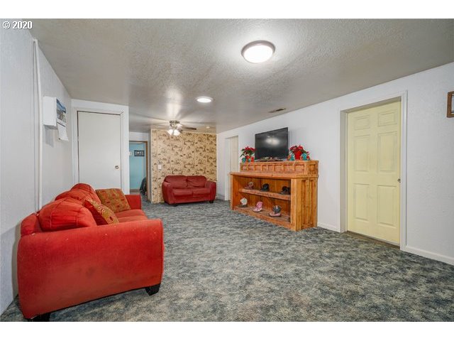 33554 County 1252 Road Hermiston, OR 97838 - Photo 8 of 26 a living room with furniture and a chair