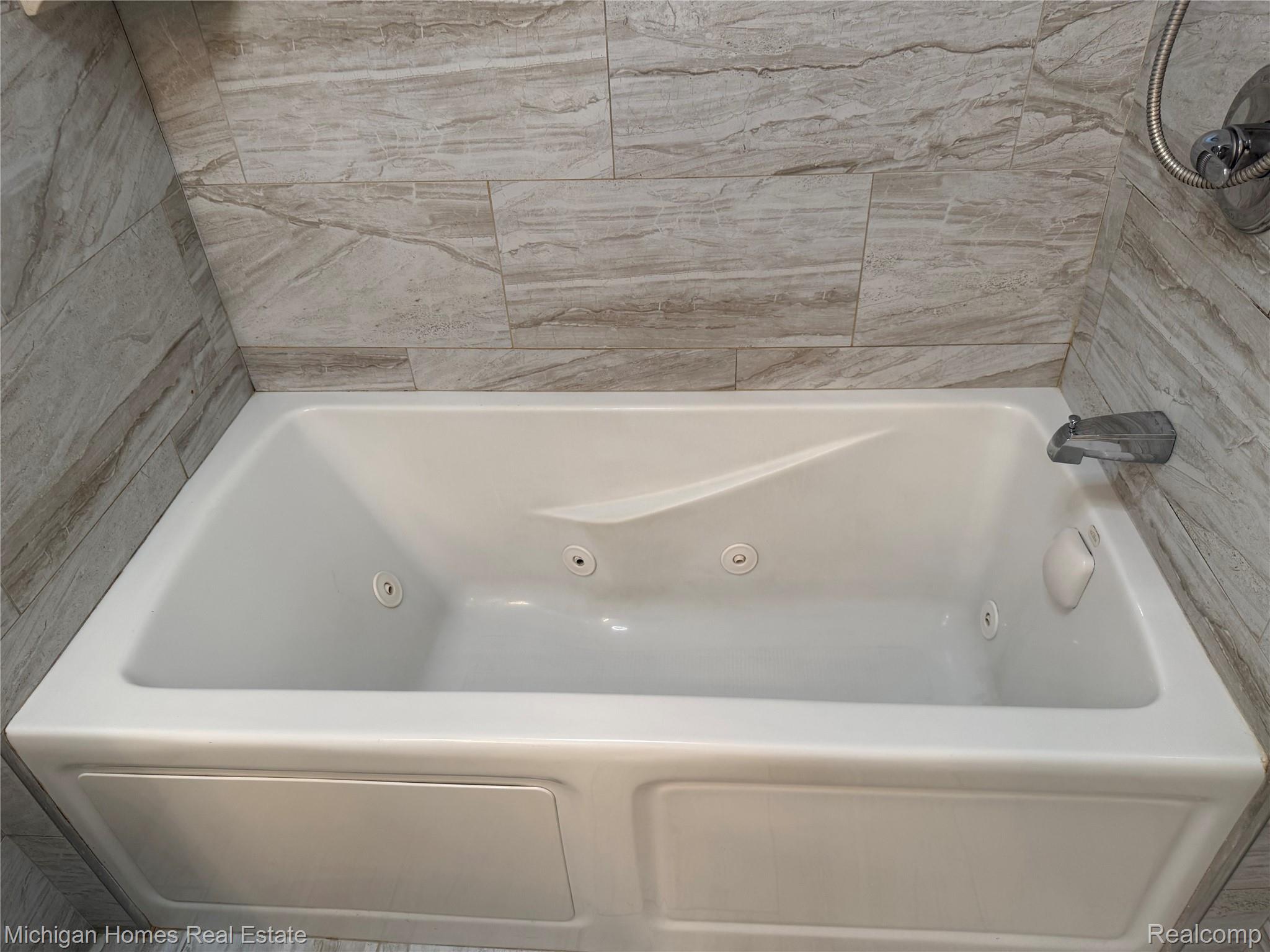 8089 North Holly Road Grand Blanc, MI 48439 - Photo 9 of 31