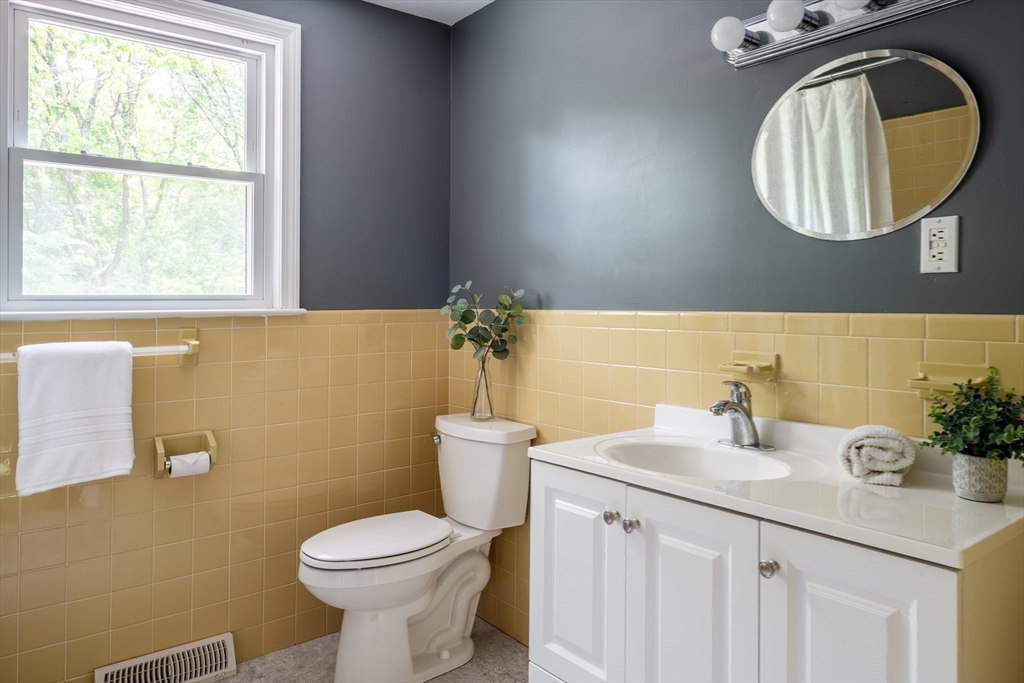8 Spruce Road Medway, MA 02053 - Photo 16 of 23