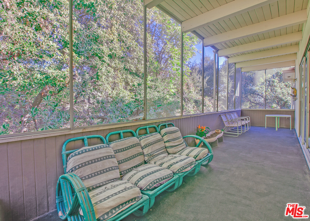 1124 Summit Drive Beverly Hills, CA 90210 - Photo 4 of 9