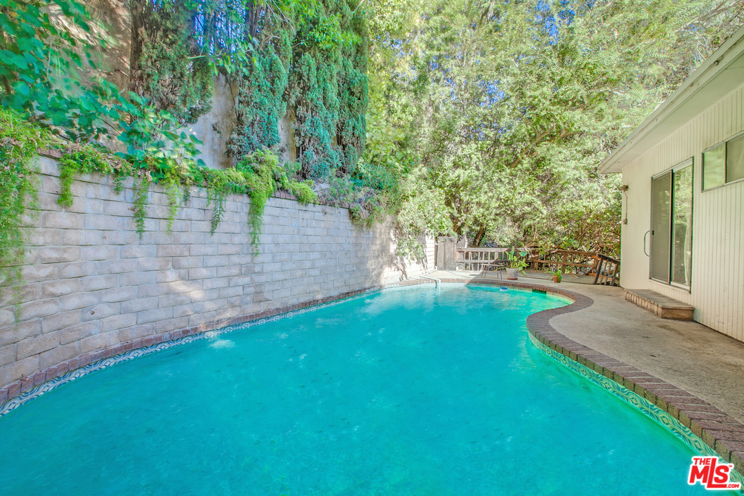 1124 Summit Drive Beverly Hills, CA 90210 - Photo 5 of 9