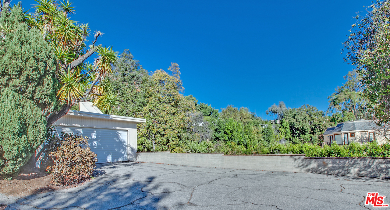 1124 Summit Drive Beverly Hills, CA 90210 - Photo 6 of 9