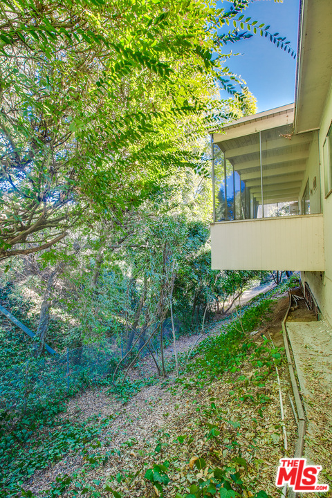 1124 Summit Drive Beverly Hills, CA 90210 - Photo 8 of 9