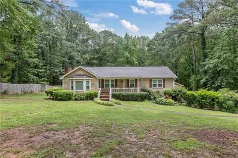 a view of a house with a yard