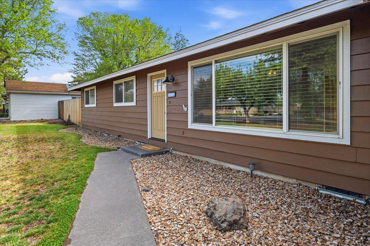 1650 Southwest 16th Street Redmond, OR 97756 - Photo 3 of 29 06-1650 SW 16th St, Redmond-6