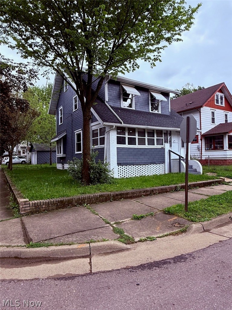 2183 25th Street Southwest Akron, OH 44314 - Photo 2 of 48