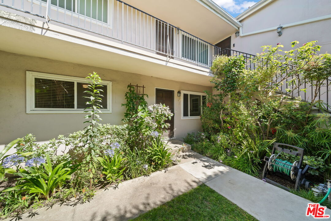 1517 Harvard Street, Unit 3 Santa Monica, CA 90404 - Photo 2 of 20 front view of a house