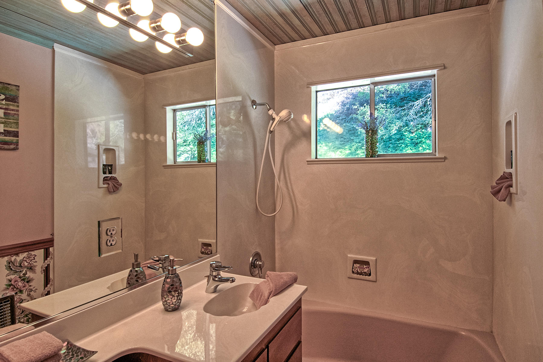 19370 Mountain Maple Road Lakehead, CA 96051 - Photo 23 of 48 Bright-n-Clean Bathroom