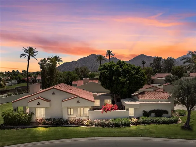a aerial view of house with an outdoor space