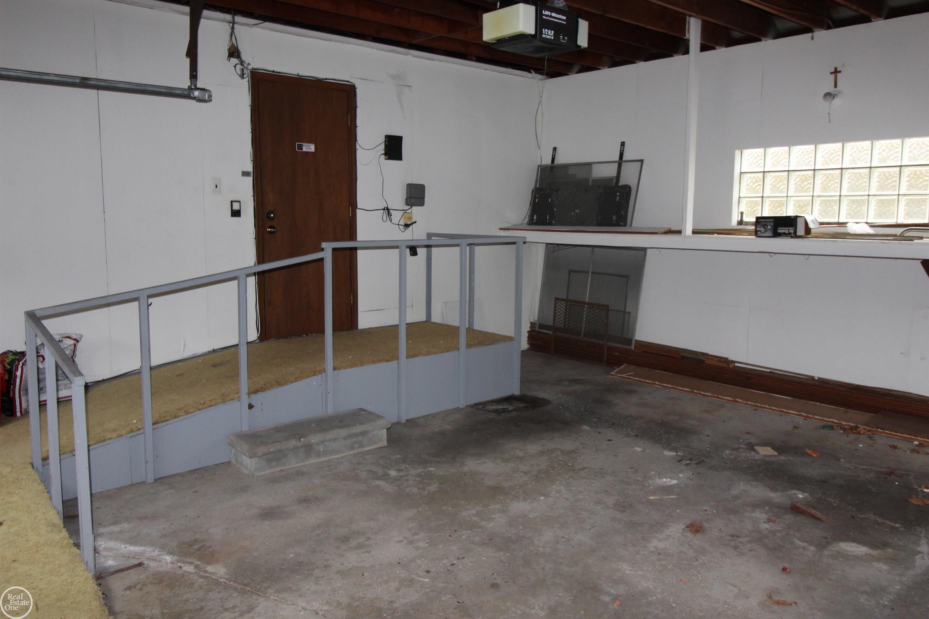 1320 Devonshire Road Grosse Pointe, MI 48230 - Photo 48 of 57 50112447-47.JPG