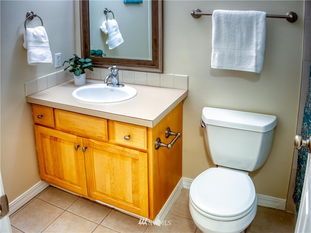 2731 Diamond Loop Milton, WA 98354 - Photo 28 of 28 a bathroom with a toilet a sink and mirror