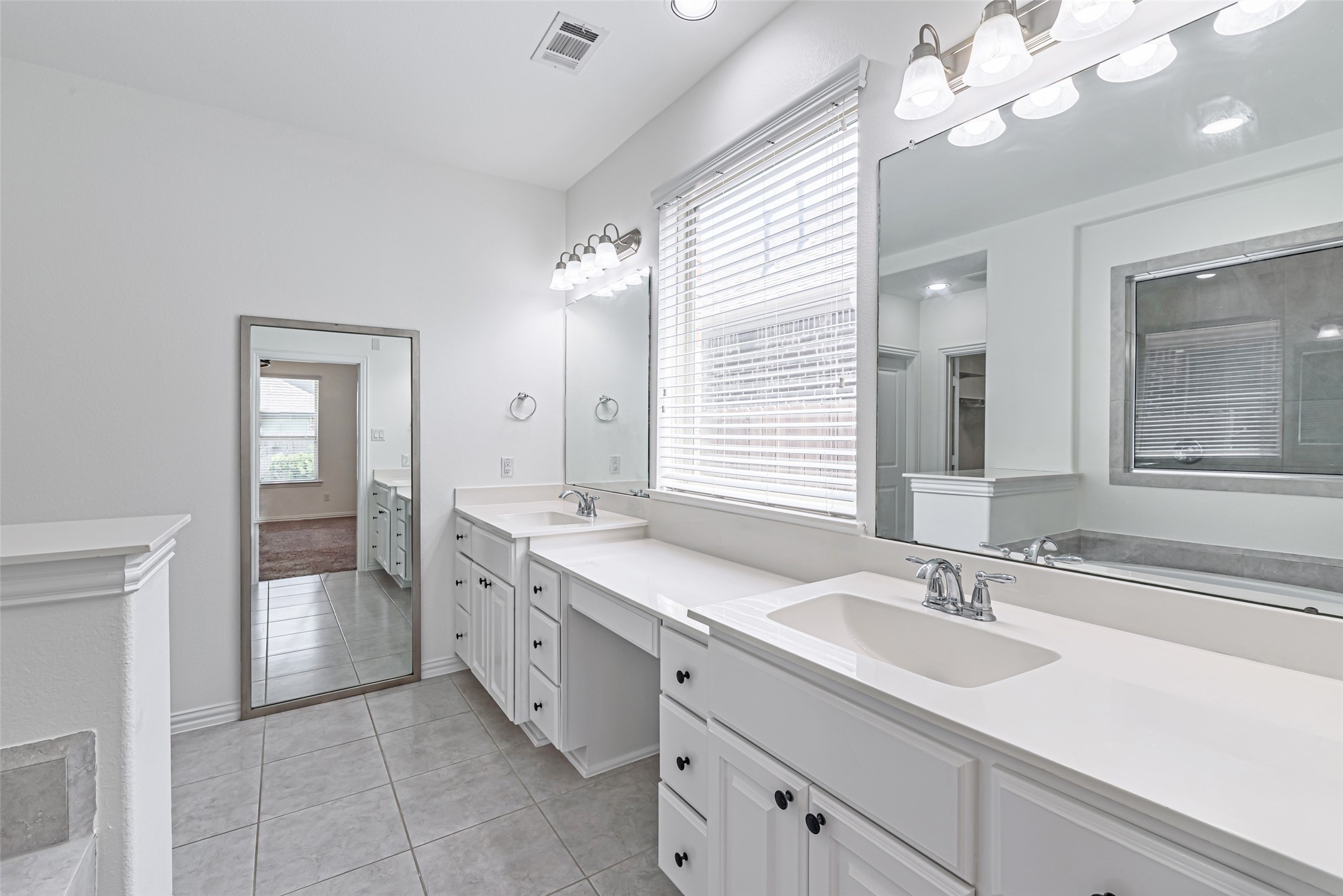 23635 Kingston Ridge Way Katy, TX 77493 - Photo 16 of 36 Dual sinks with a nice seating area in the middle, a perfect space for getting ready!