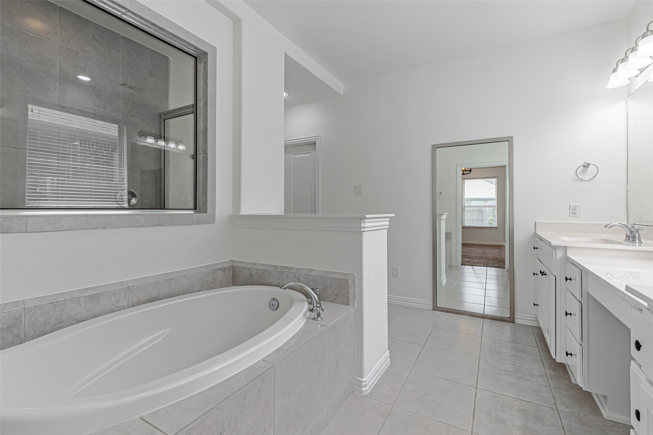 23635 Kingston Ridge Way Katy, TX 77493 - Photo 17 of 36 Soaking bathtub