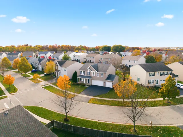 $425,000 | 700 Brighton Drive, Pingree Grove, IL 60140