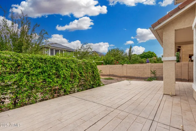 a view of a backyard