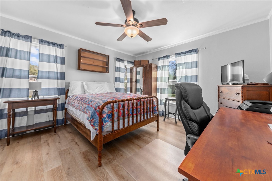 420 King Circle Temple, TX 76501 - Photo 15 of 27 a bedroom with a bed couch and a window