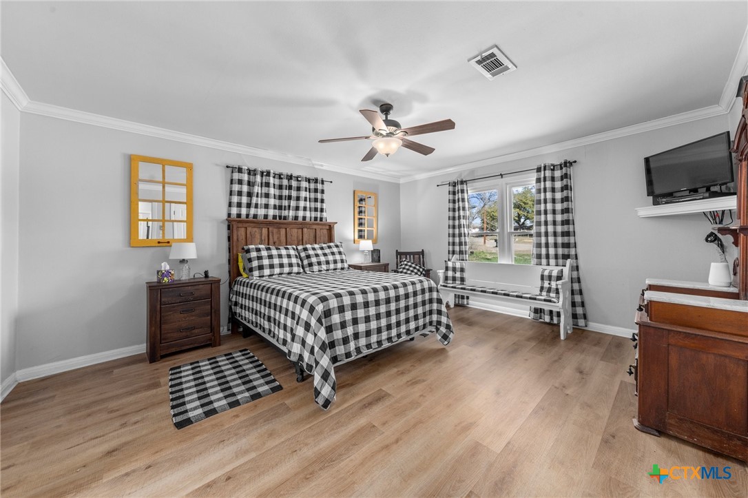 420 King Circle Temple, TX 76501 - Photo 19 of 27 a bedroom with furniture and window