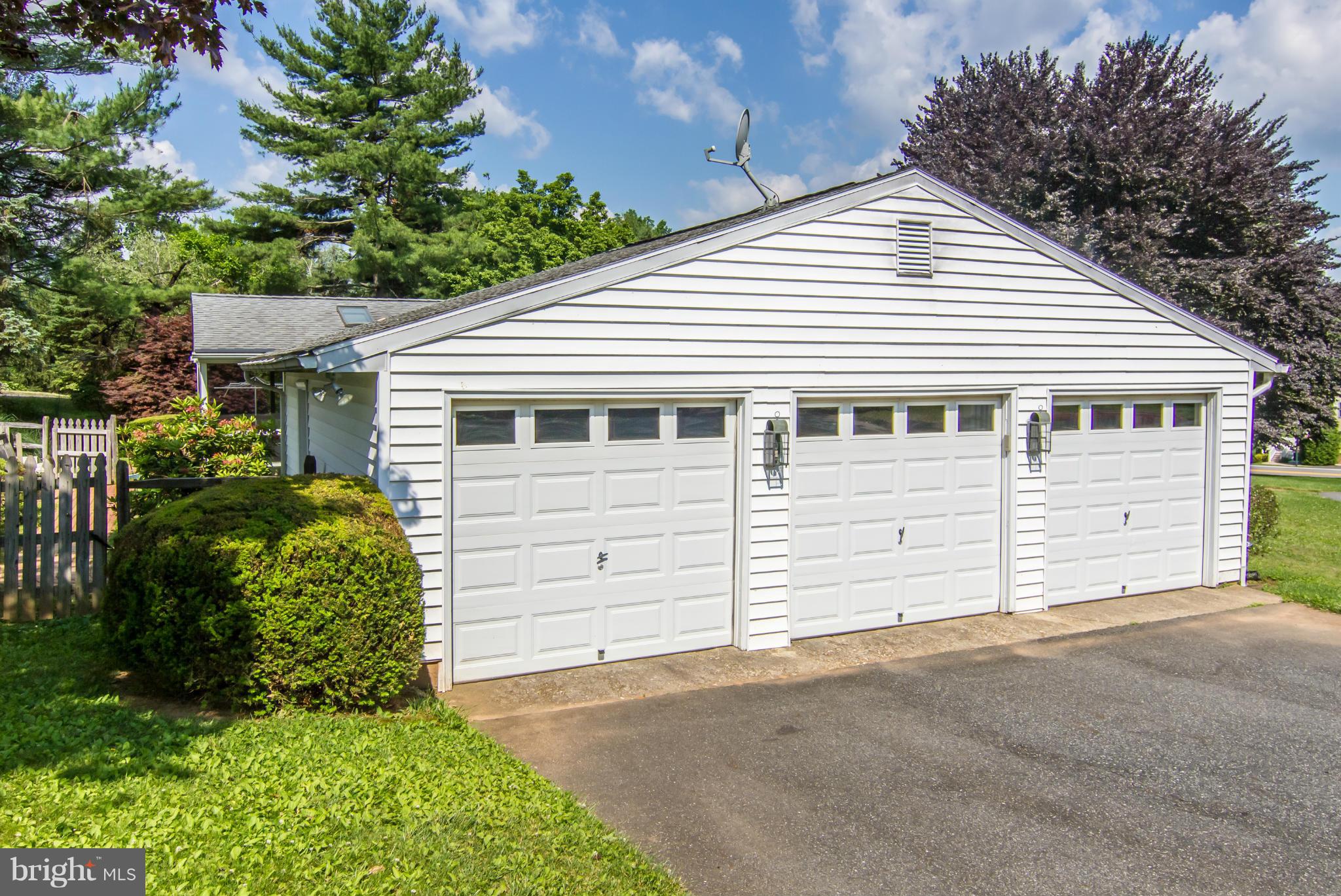 4609 Carroll Manor Road Baldwin, MD 21013 - Photo 27 of 29 3 car garage - side loading