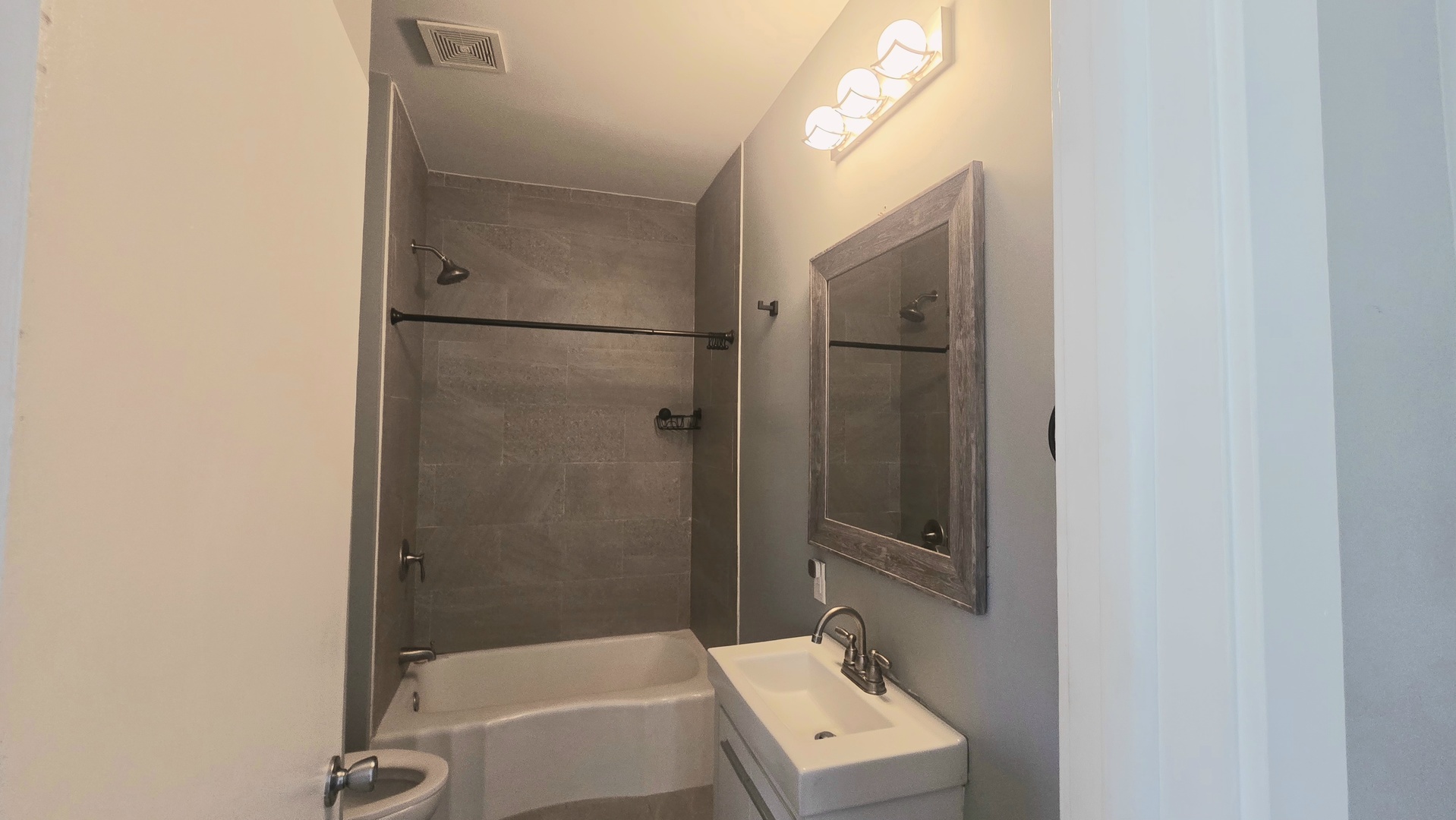 595 West Bridge Street Kankakee, IL 60901 - Photo 12 of 27 a bathroom with a bathtub and shower