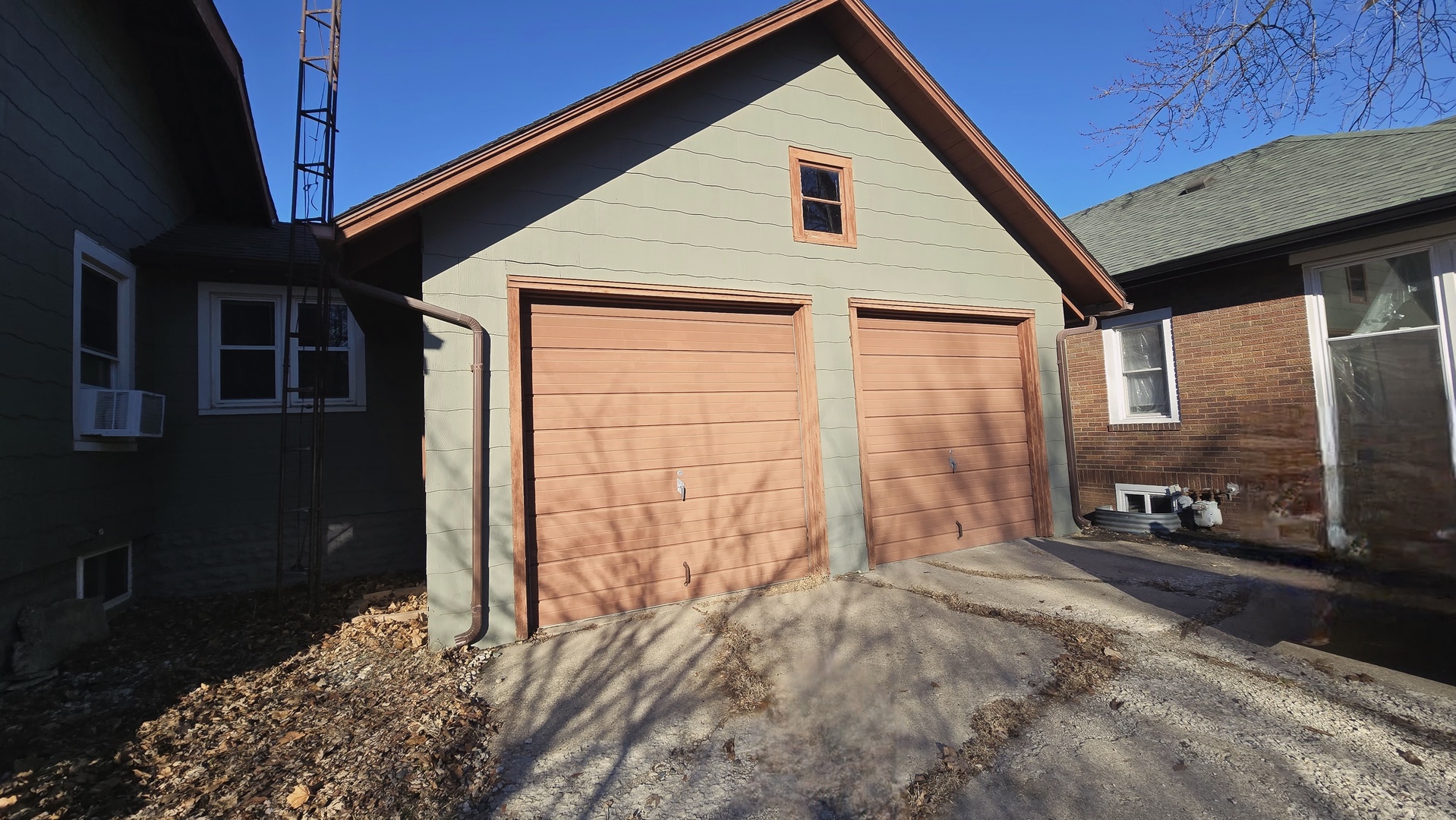 595 West Bridge Street Kankakee, IL 60901 - Photo 3 of 27 a front view of a house with a yard