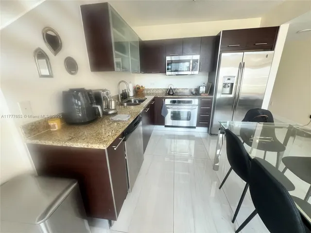 $3,300 | 41 Southeast 5th Street, Unit 2206, Miami, FL 33131