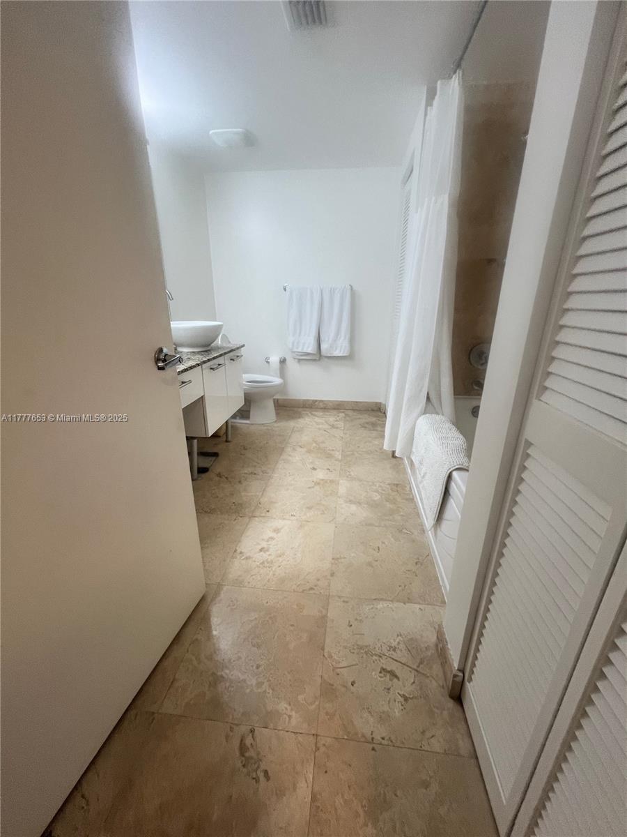 41 Southeast 5th Street, Unit 2206 Miami, FL 33131 - Photo 52 of 57 MasterBath entrance