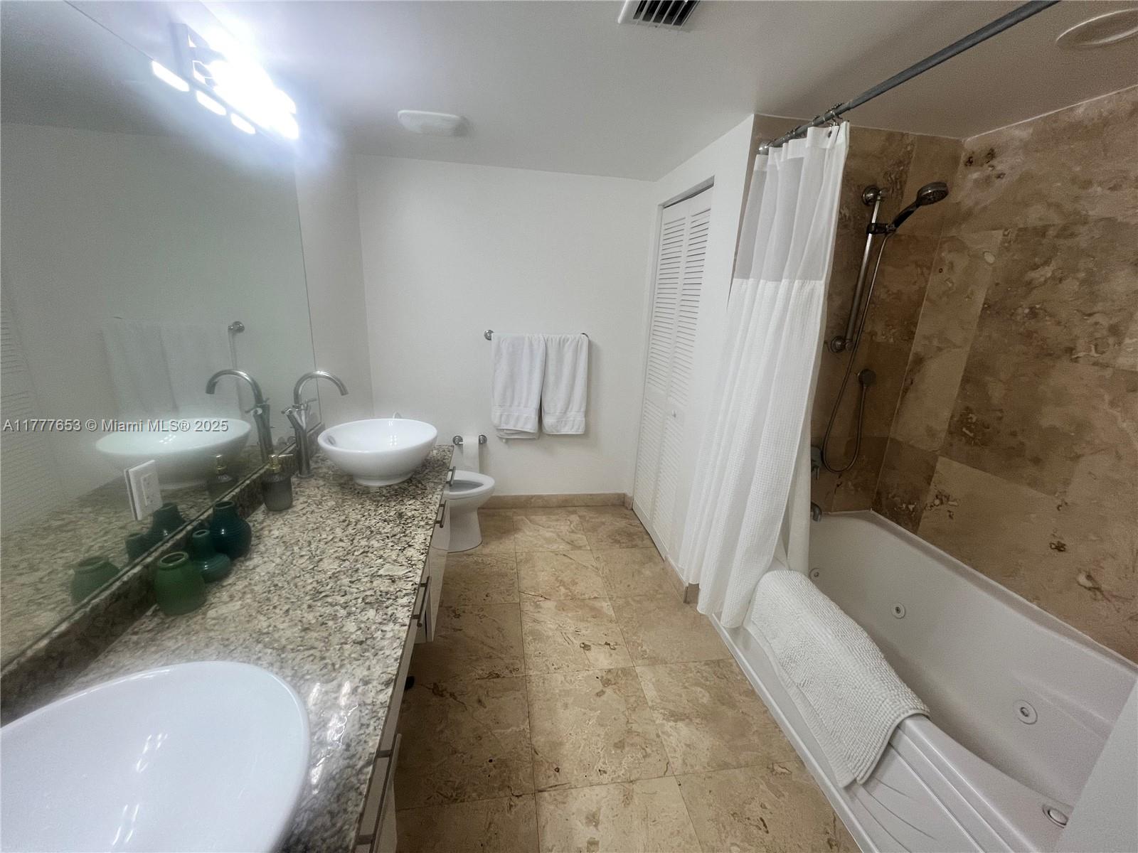 41 Southeast 5th Street, Unit 2206 Miami, FL 33131 - Photo 54 of 57 His and her basins