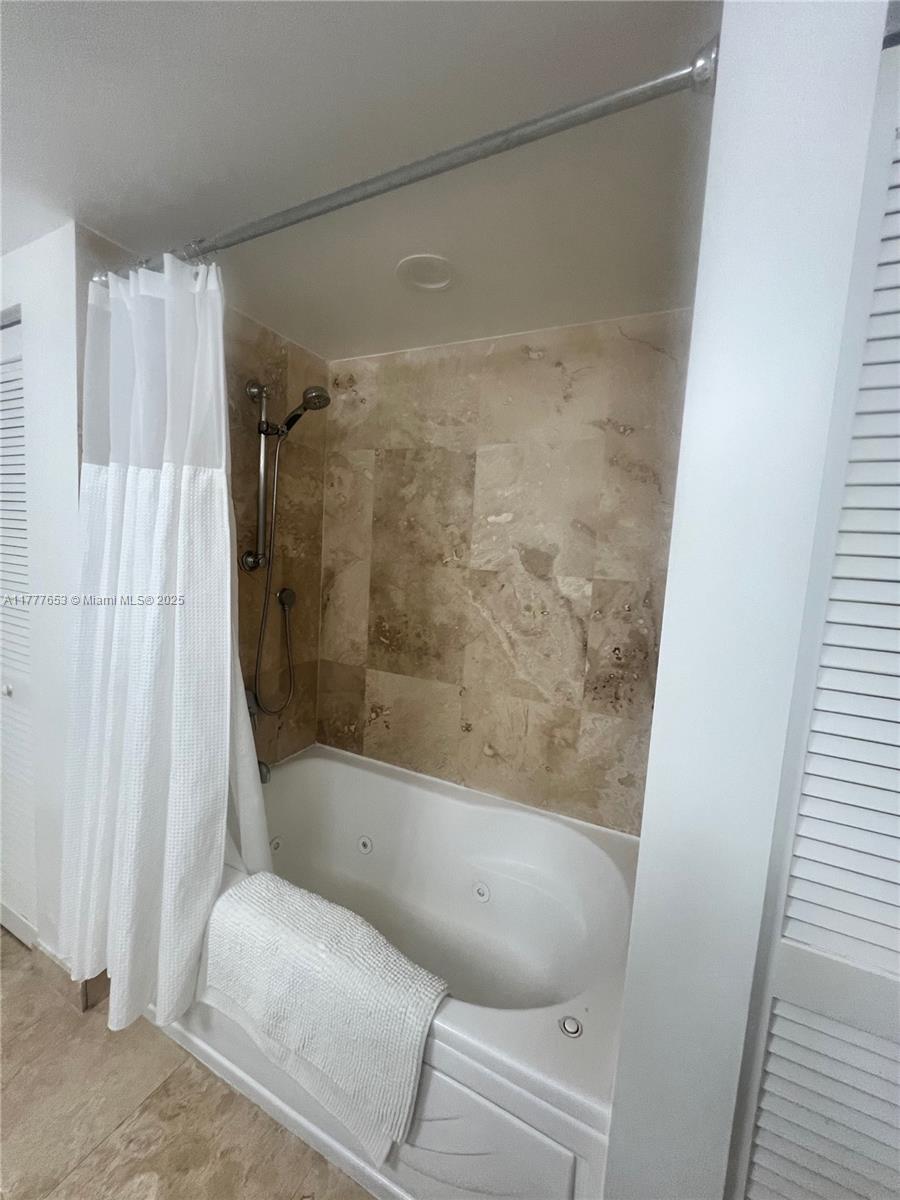 41 Southeast 5th Street, Unit 2206 Miami, FL 33131 - Photo 55 of 57 Shower Bathtub combo Jacuzzi