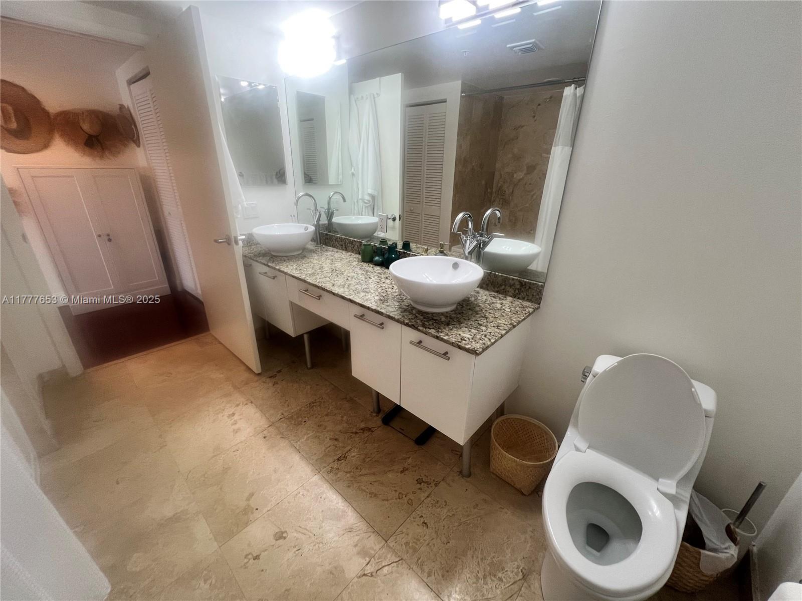 41 Southeast 5th Street, Unit 2206 Miami, FL 33131 - Photo 57 of 57 Master Bathroom view