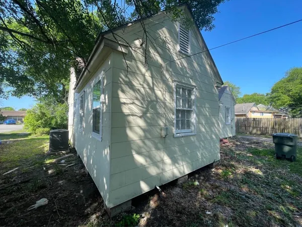 a view of a yard in front of a house