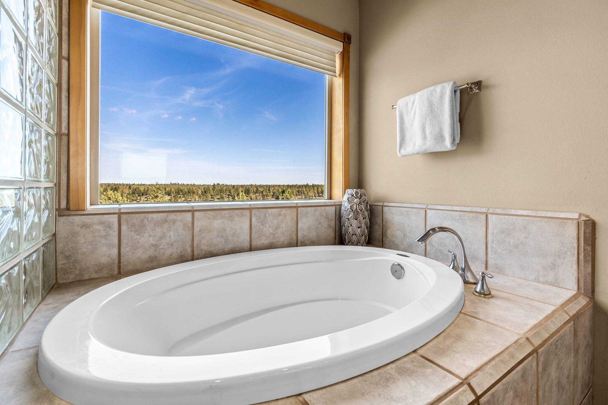 17555 Mountain View Road Sisters, OR 97759 - Photo 28 of 50 Large Soaking Tub!