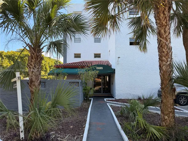 $1,700 | 13685 Northeast 10th Avenue, Unit 304, North Miami, FL 33161