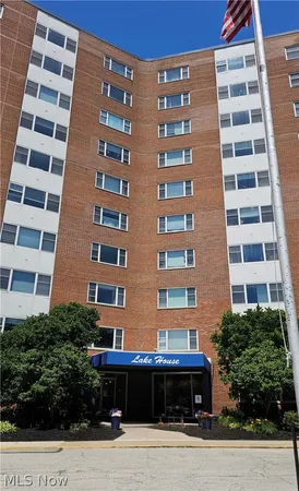 $94,900 | 11850 Edgewater Drive, Unit 1008, Lakewood, OH 44107