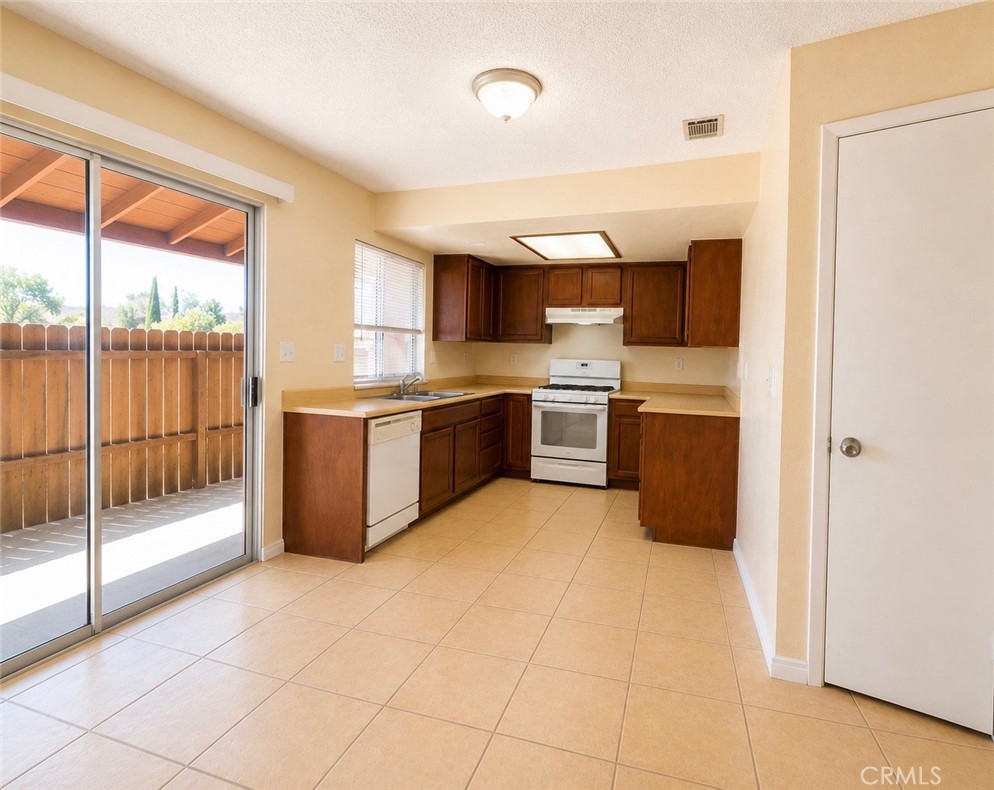 19133 Allegheny Road, Unit 10 Apple Valley, CA 92307 - Photo 3 of 5