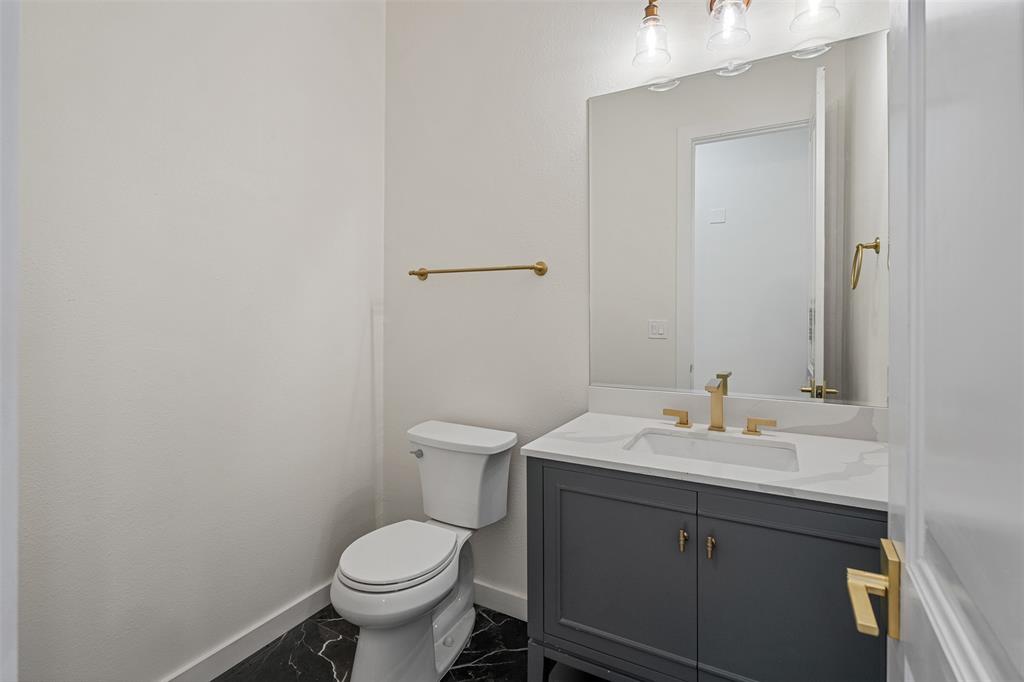 14354 Ridge Lane Malakoff, TX 75148 - Photo 28 of 40 a bathroom with a sink toilet and a mirror