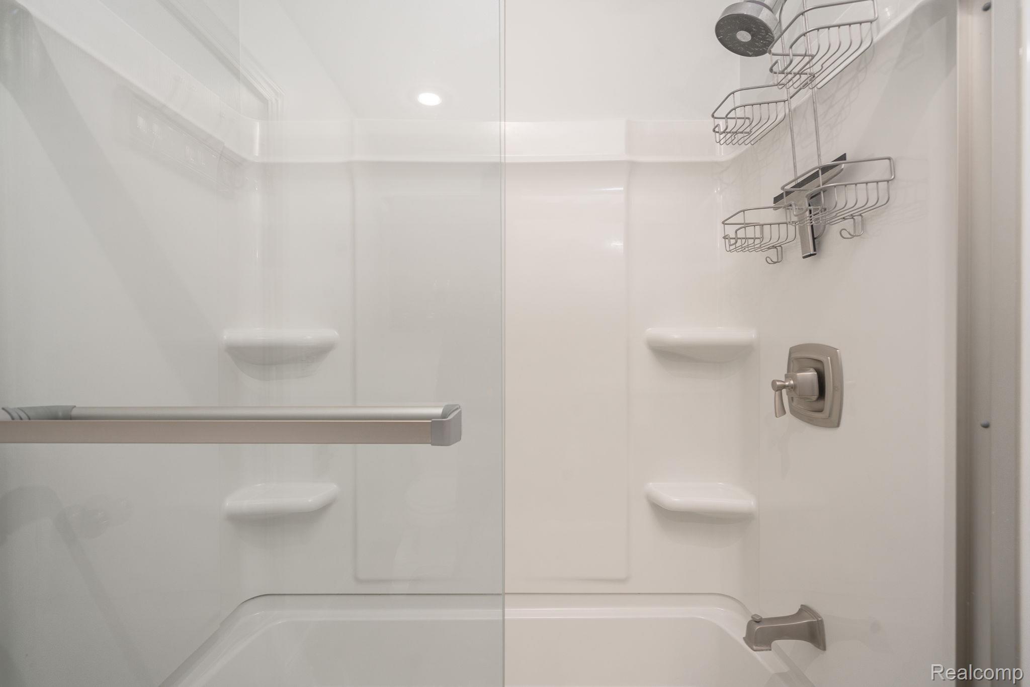 6803 Napoleon Road Jackson, MI 49201 - Photo 30 of 59 Bathroom with recessed lighting