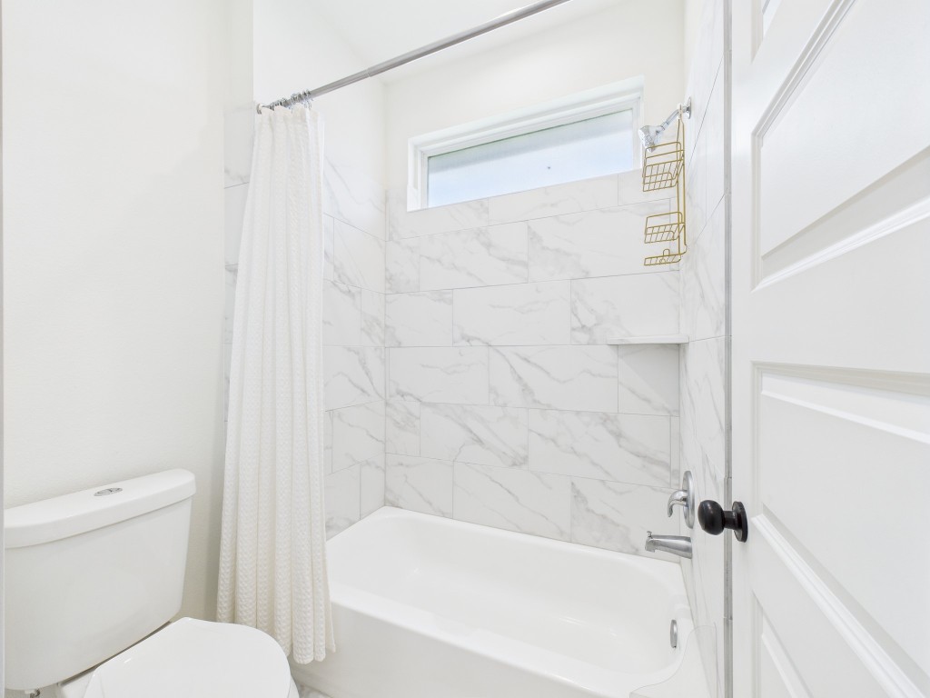 4306 Idaho Street Houston, TX 77021 - Photo 27 of 30 a bathroom with a bathtub and a toilet