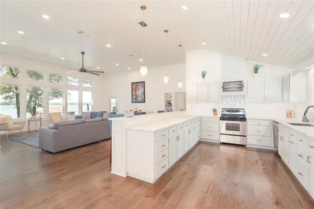 $925,000 | 560 Private Road, Edna, TX 77957