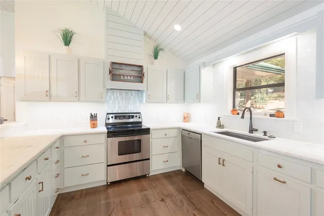 $925,000 | 560 Private Road, Edna, TX 77957