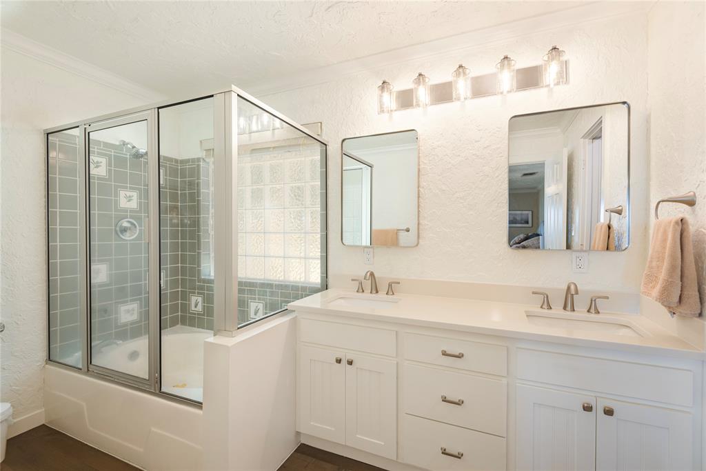 560 Private Road Edna, TX 77957 - Photo 25 of 40 Primary bath.