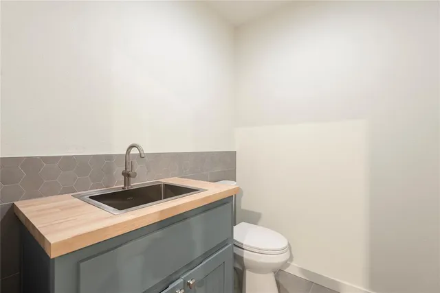 $925,000 | 560 Private Road, Edna, TX 77957