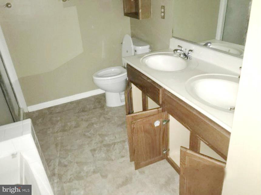 7208 Bogley Road, Unit 203 Baltimore, MD 21244 - Photo 9 of 19 Bath (Master)