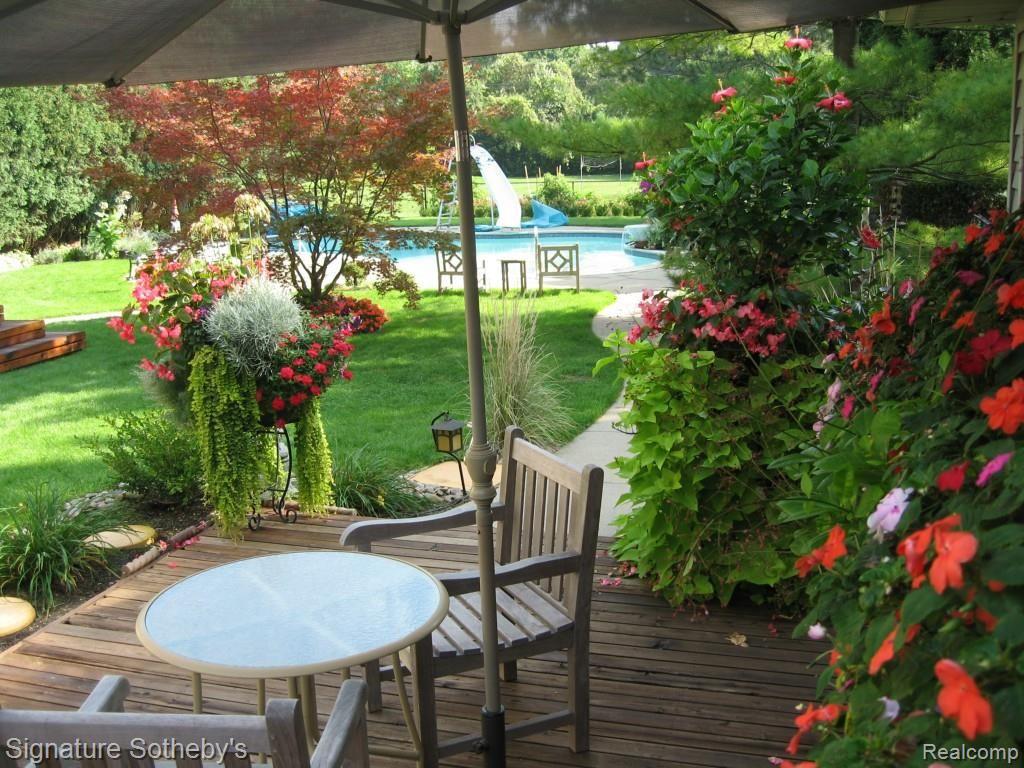 5221 Longmeadow Road Bloomfield Hills, MI 48304 - Photo 32 of 42 Beautiful Manicured Gardens