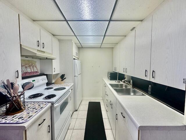 4014 Newcastle A Boca Raton, FL 33434 - Photo 4 of 33 a kitchen with stainless steel appliances granite countertop a sink stove and refrigerator