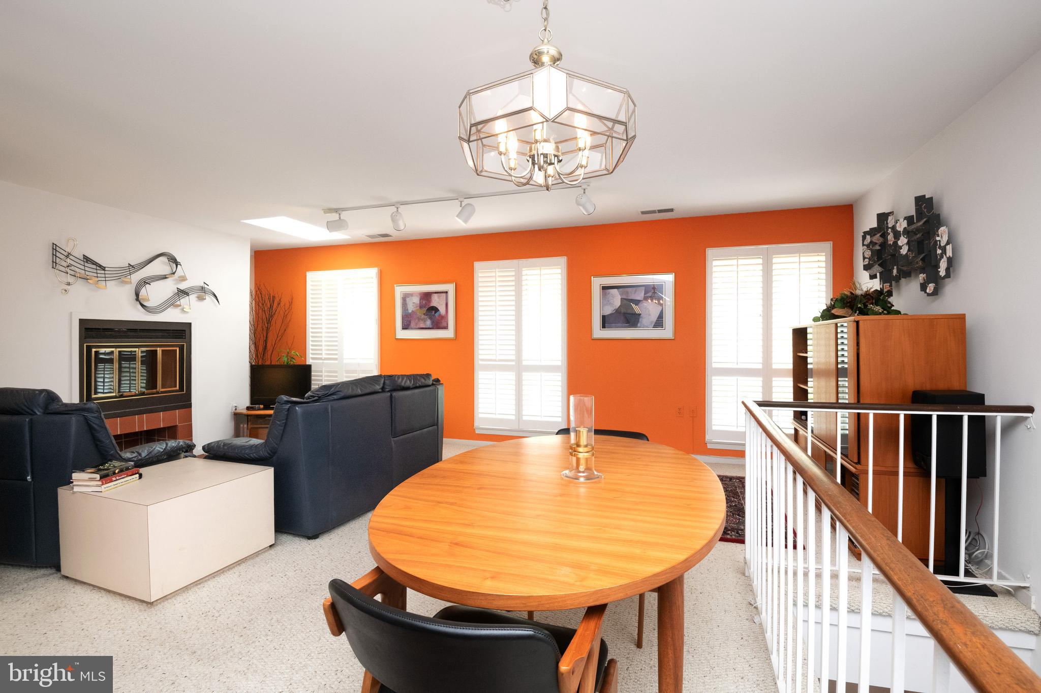 20 West Hill Street, Unit R9 Baltimore, MD 21230 - Photo 4 of 35 Bright open concept living space with 3 windows